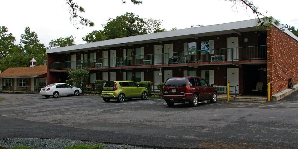 Primary Photo Of 6315 Paradise Valley Rd, Mount Pocono Hotel For Sale