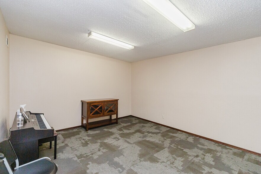More Photos Of 1319 E 17th Ave, Hutchinson Religious Facility For Sale