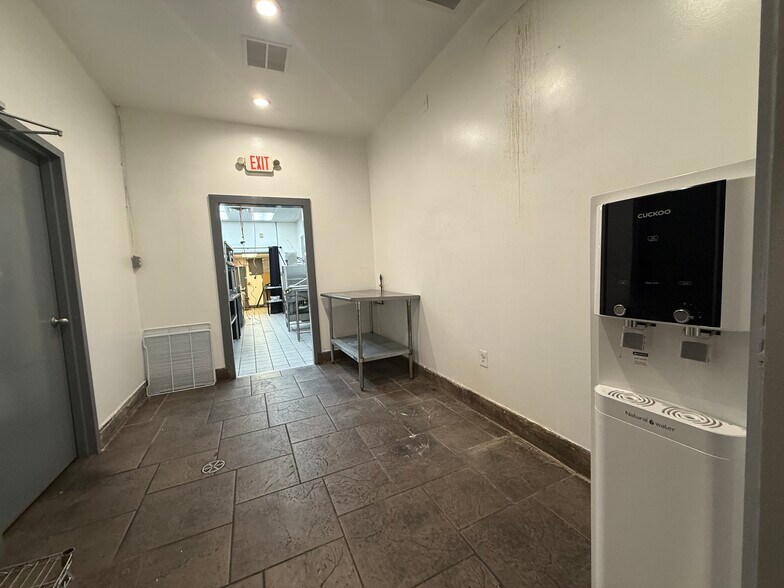 More Photos Of 719 N 2nd St, Philadelphia Restaurant For Lease