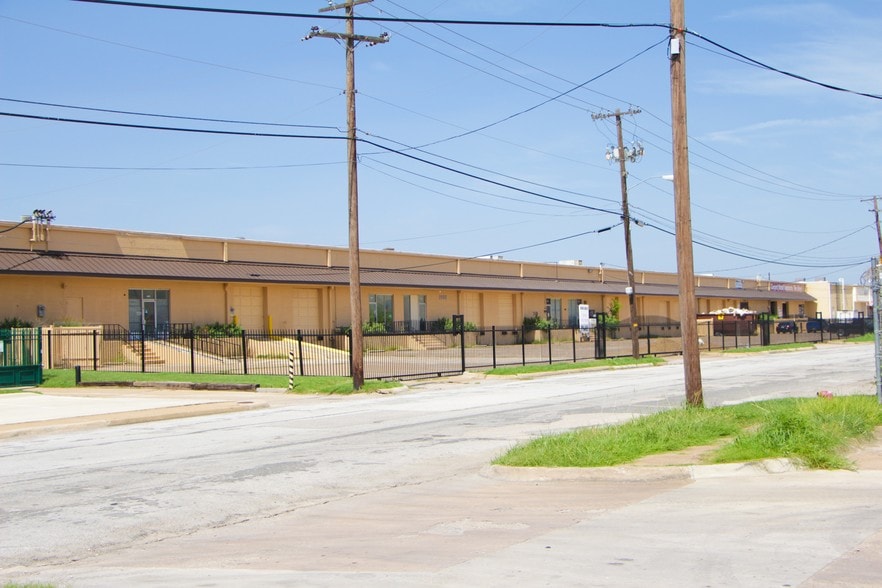 More Photos Of 2651-2675 Manana Dr, Dallas Warehouse For Lease
