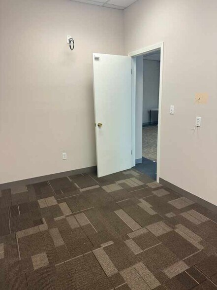 More Photos Of 498 Inman Ave, Colonia Office For Lease