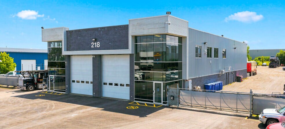 More Photos Of 218 Rue Robinson, Saint-eustache Flex For Lease
