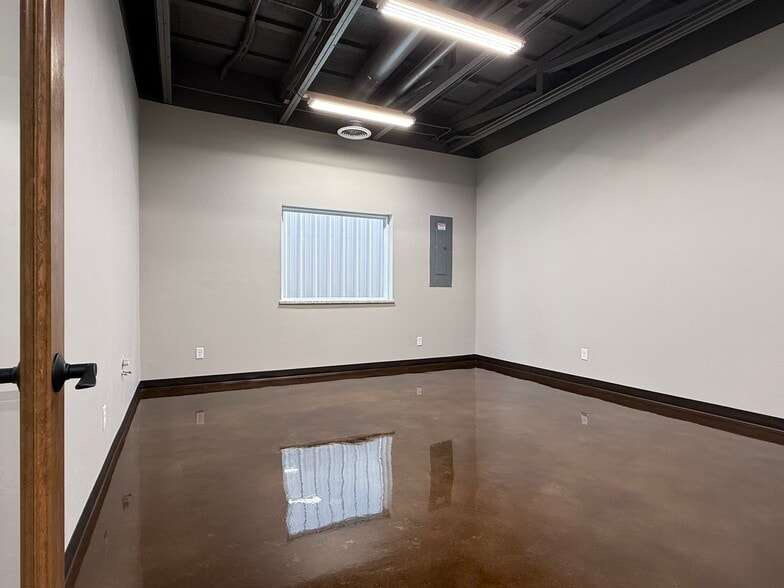 More Photos Of 8136 Silver Crossing, Oklahoma City Warehouse For Lease