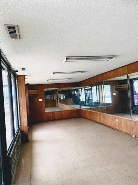 More Photos Of 1009 18th St N, Bessemer Showroom For Lease