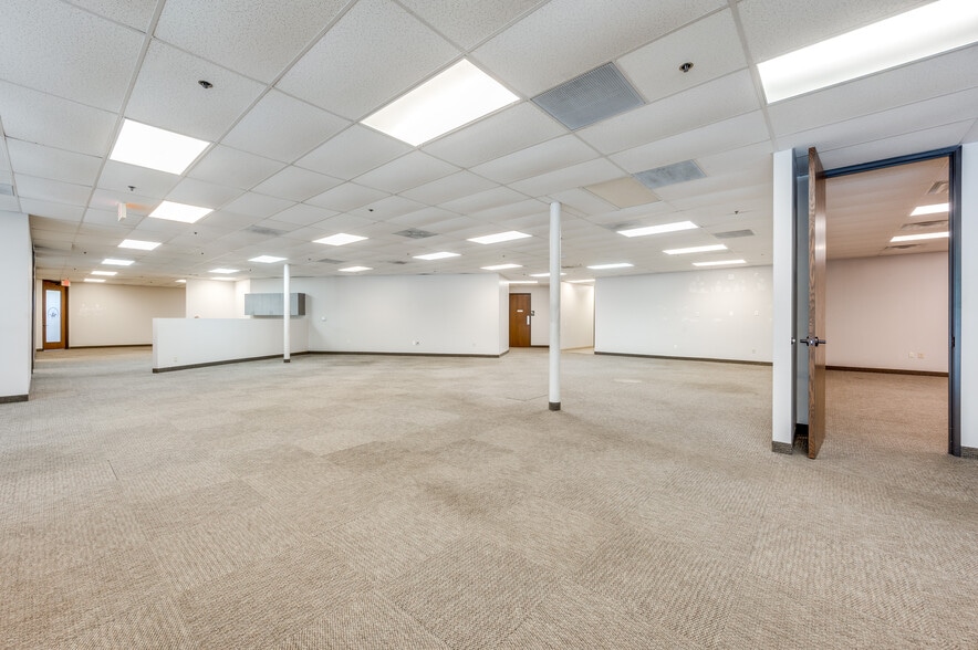 More Photos Of 10105 W Technology Blvd, Dallas Unknown For Lease