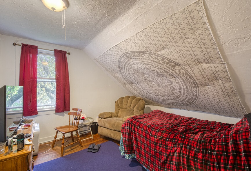 More Photos Of 28 Woodstock Ave, Putnam Specialty For Sale