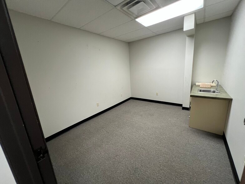 More Photos Of 918 W Choctaw St, Tahlequah Self Storage For Lease