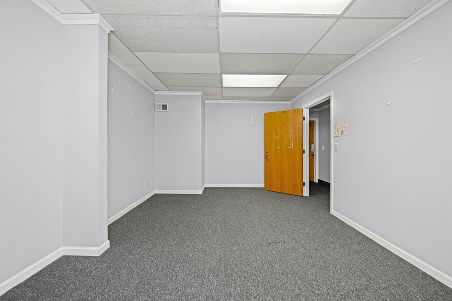 More Photos Of 30521 Schoenherr Rd, Warren Medical For Lease