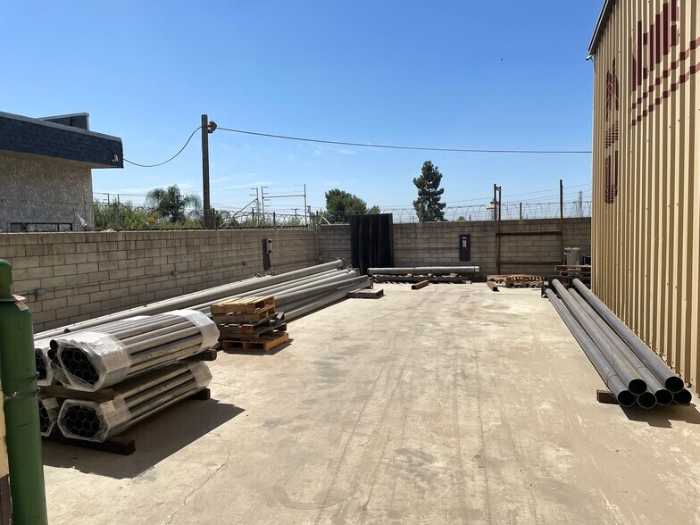 More Photos Of 145 W Bryant St, Bloomington Truck Terminal For Lease