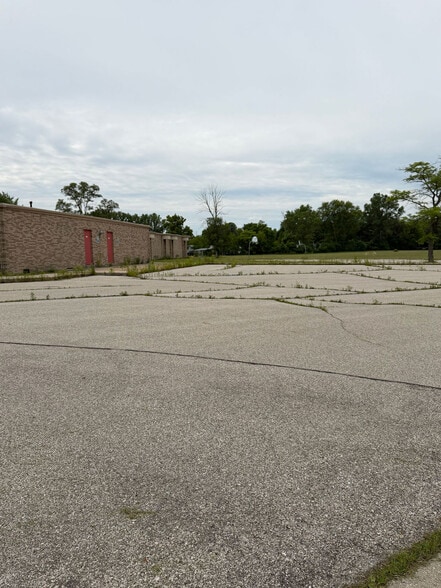 More Photos Of 1944 Iowa Ave, Saginaw Flex For Sale