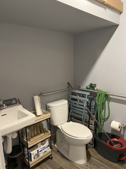 More Photos Of 86 Greenpoint Ave, Brooklyn Convenience Store For Lease