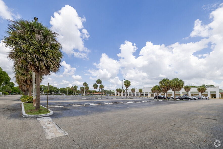 More Photos Of 7841-7899 Pines Blvd, Pembroke Pines Supermarket For Sale