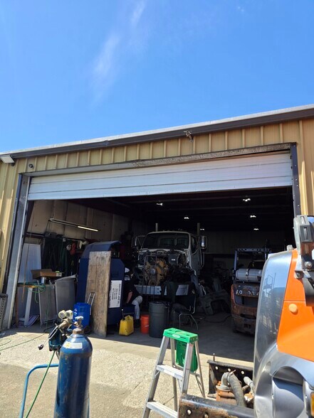 More Photos Of 2121 Commerce St, Aberdeen Industrial For Sale