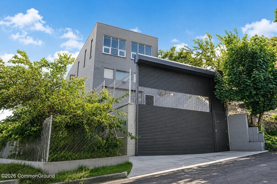 More Photos Of 16 Concord Pl, Staten Island Warehouse For Sale