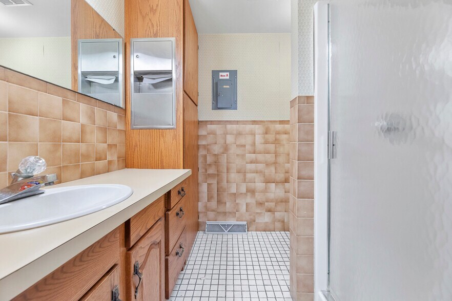 More Photos Of 14924 Beloit Snodes Rd, Beloit Manufacturing For Lease