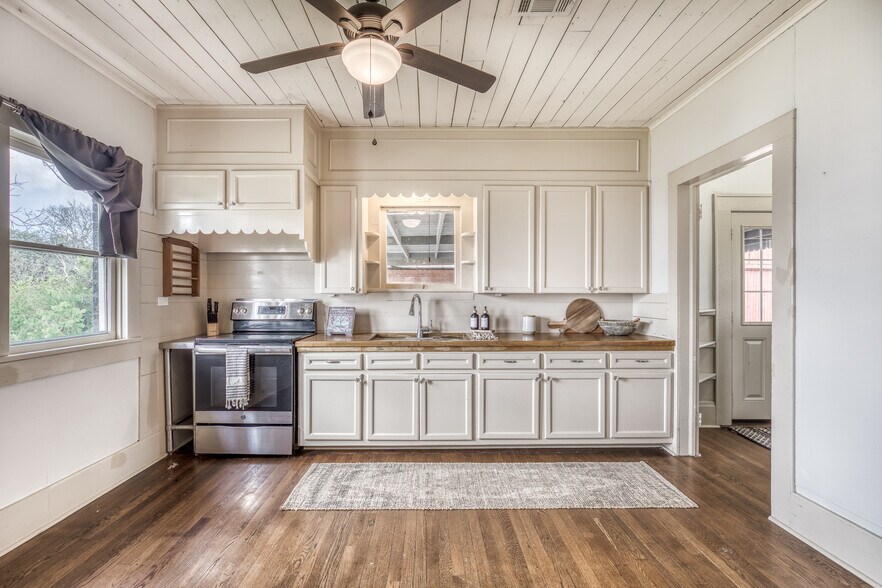 More Photos Of 404 W Main St, Bellville Office Residential For Sale