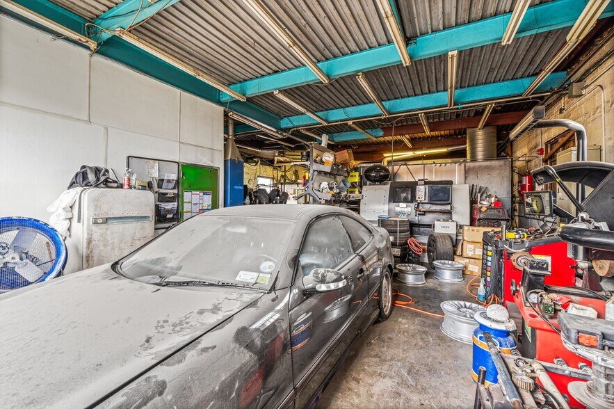 More Photos Of 75 Windsor Ave, Mineola Warehouse For Sale
