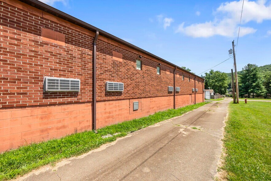 More Photos Of 310 S McCune St, Pilot Knob Hotel For Sale