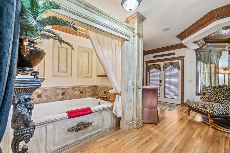 More Photos Of 306 N Main St, Bentonville Hospitality For Sale