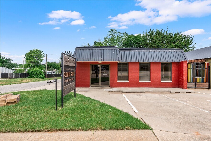 More Photos Of 629 W Main St, Yukon General Retail For Lease