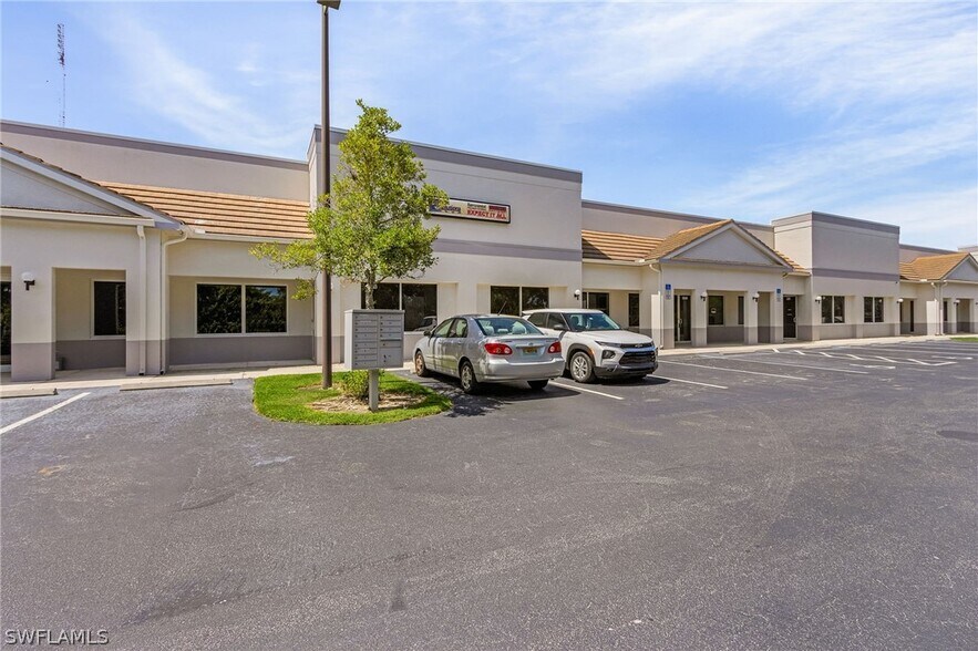 Primary Photo Of 10801 Sunset Plaza Cir, Fort Myers Showroom For Lease