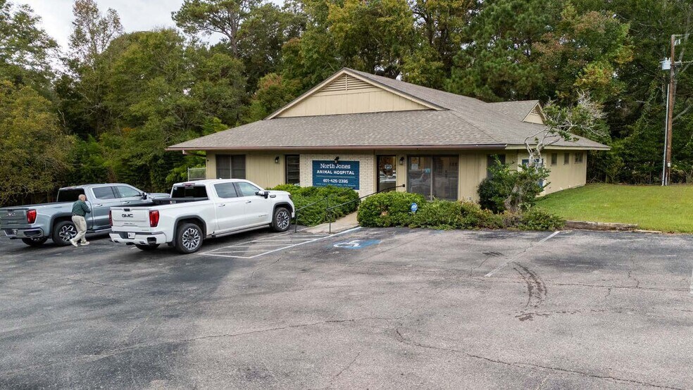 Primary Photo Of 1206 W 6th St, Laurel Veterinarian Kennel For Sale