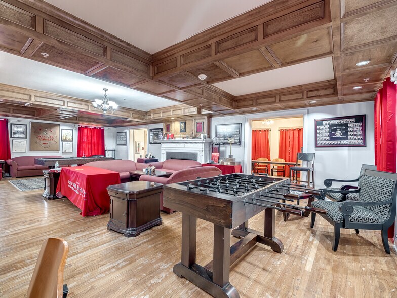 More Photos Of 702 S Lahoma Ave, Norman Dormitory For Sale