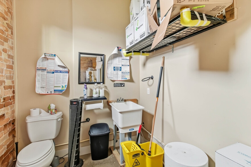 More Photos Of 709 Chestnut St, Bastrop Storefront Retail Residential For Sale