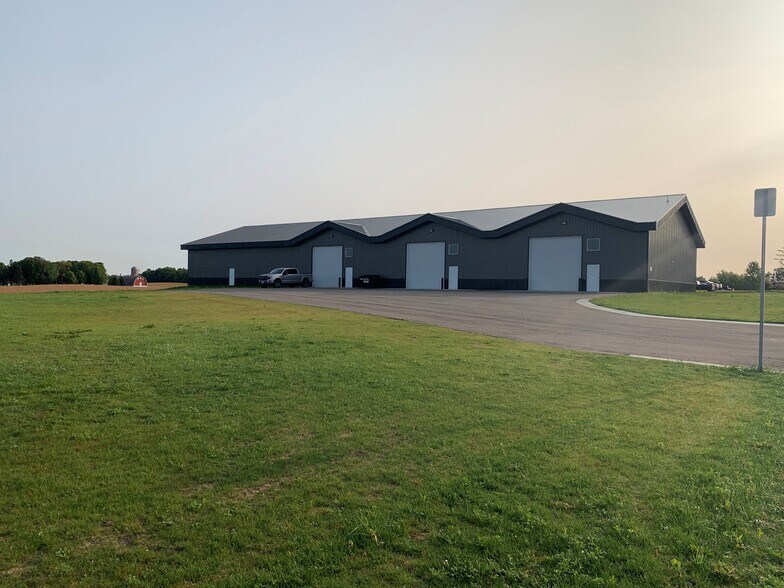 More Photos Of 710 6th St NW, Maple Lake Warehouse For Lease