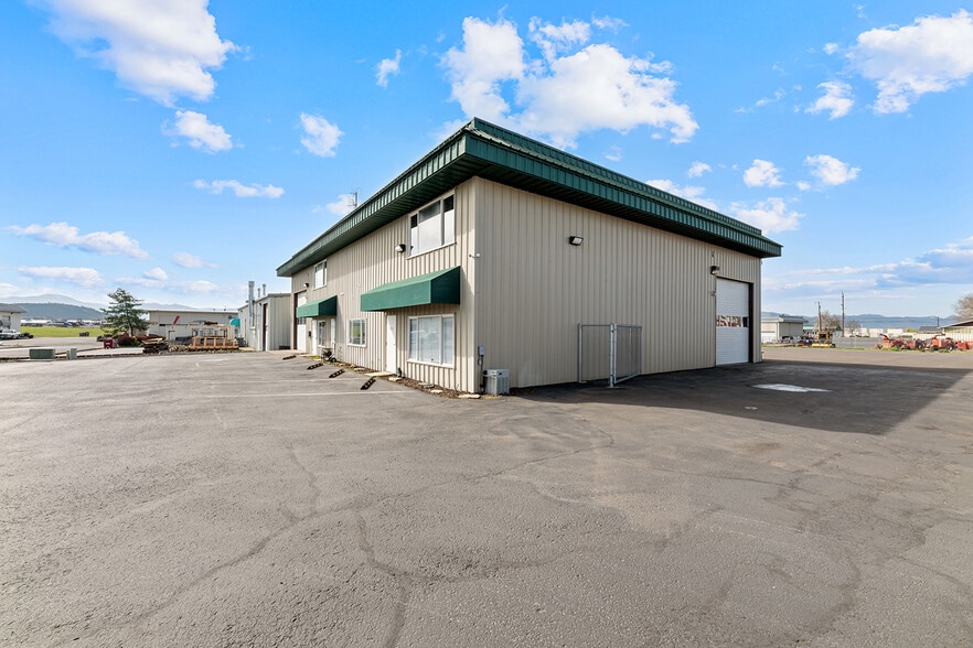 More Photos Of 6062-6068 Crater Lake Ave, Central Point Warehouse For Sale