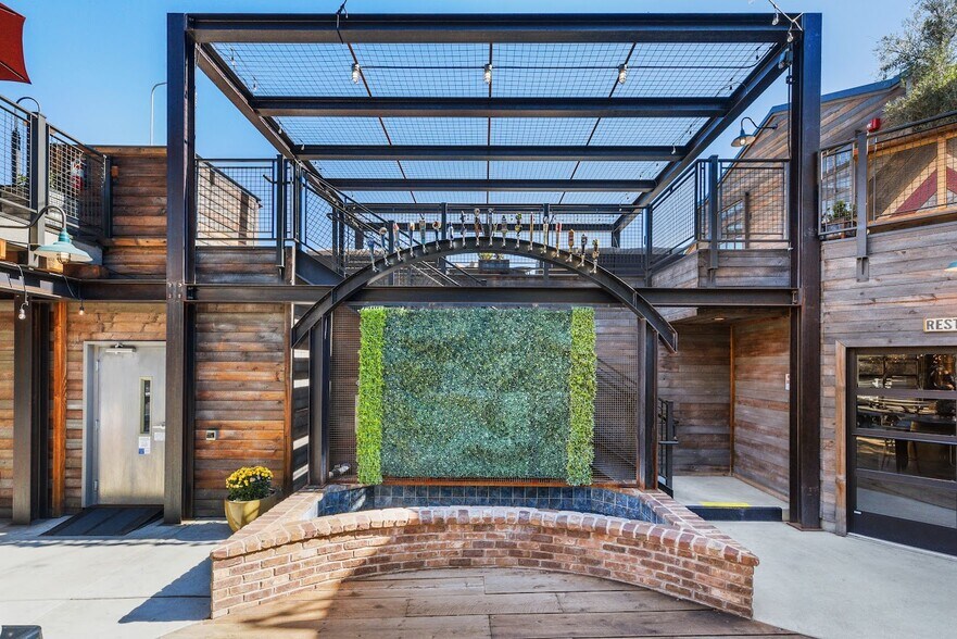 More Photos Of 208 S Green St, Sonora Restaurant For Sale