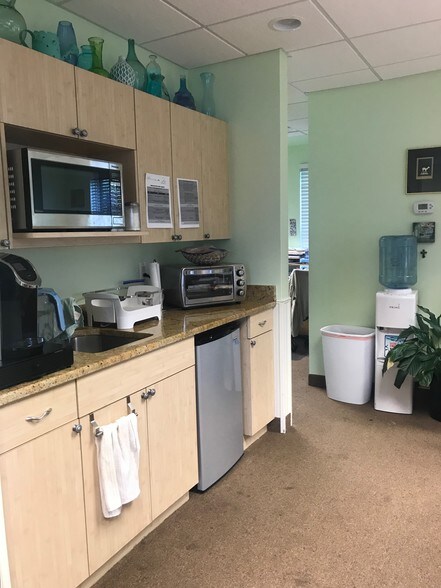 More Photos Of 33576-33596 Harper Ave, Clinton Township Office For Lease
