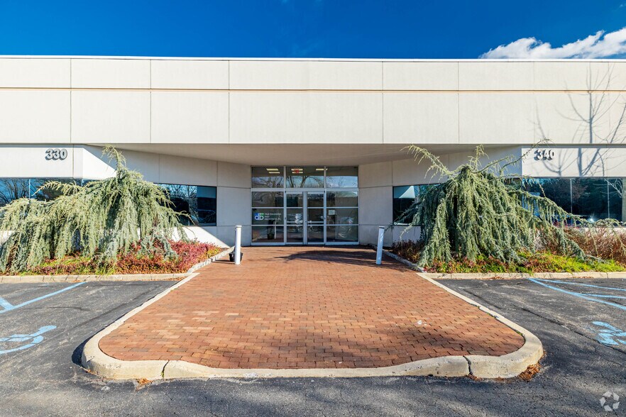 More Photos Of 300-360 Crossways Park Dr, Woodbury Office For Lease