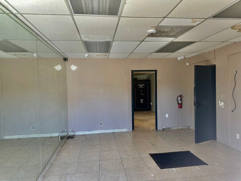More Photos Of 5277 W Jefferson Blvd, Los Angeles General Retail For Sale