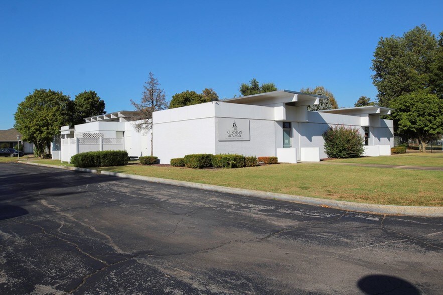 More Photos Of 210 S Kingshighway St, Sikeston Schools For Lease