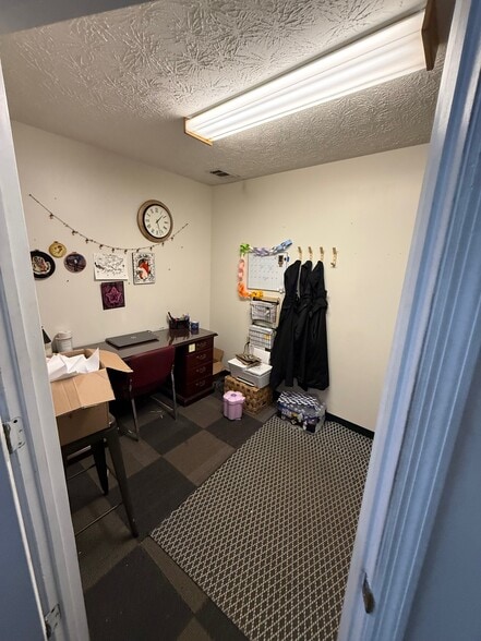 More Photos Of 1601 Spring Dr, Opelika Showroom For Lease