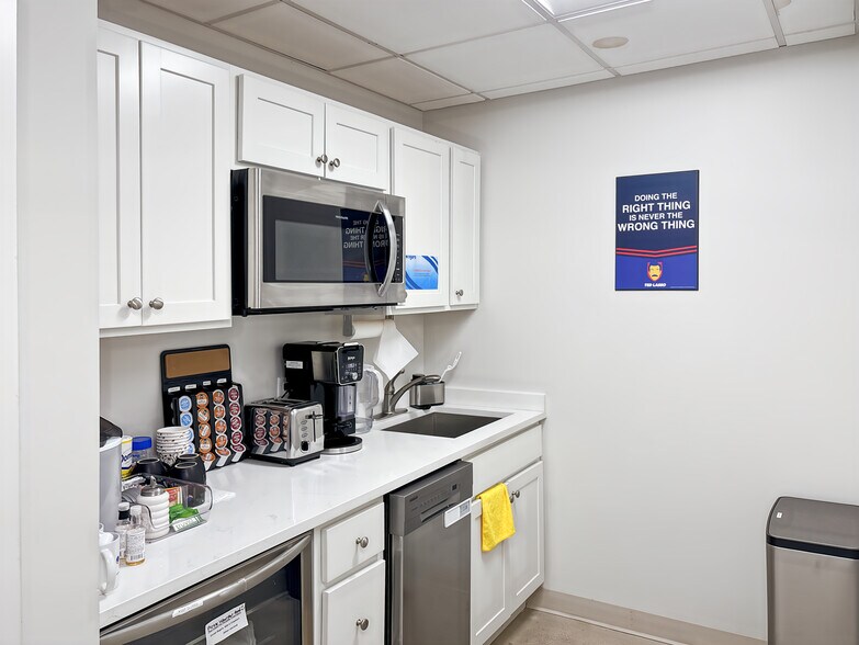 More Photos Of 100 N Atkinson Rd, Grayslake Coworking Space