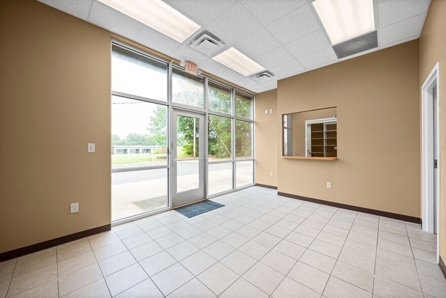 More Photos Of 2231 Stokes Rd, Clarksville Storefront Retail Office For Lease