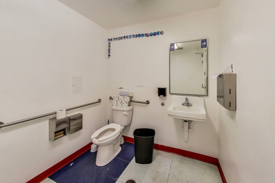 More Photos Of 2255 W 95th St, Chicago Freestanding For Lease