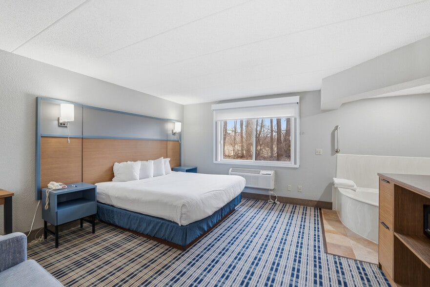 More Photos Of 4675 White Bear Pky, White Bear Lake Hotel For Sale