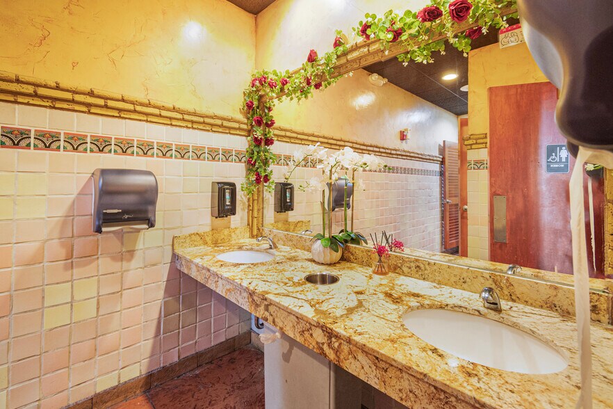 More Photos Of 2807 W 10th Ave, Kennewick General Retail For Sale