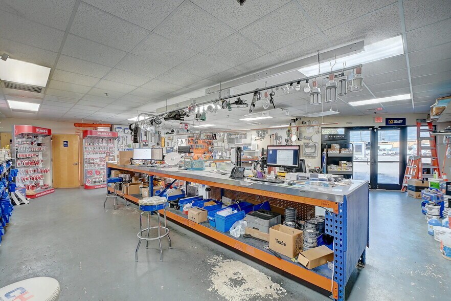 More Photos Of 3040 Fowler St, Fort Myers Warehouse For Lease