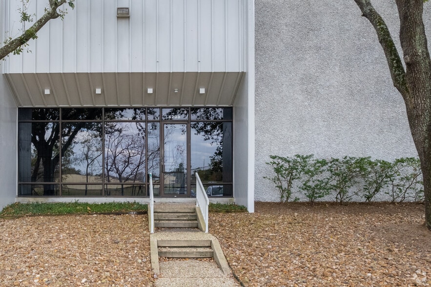 More Photos Of 4260-4298 Clark Rd, Houston Distribution For Lease