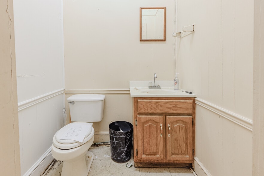 More Photos Of 217 W Lamar St, Americus General Retail For Sale