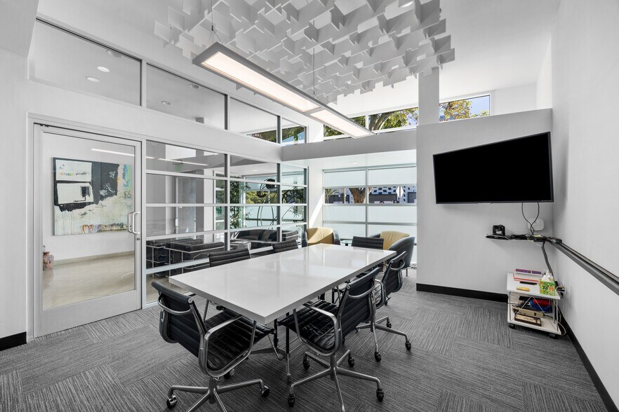 More Photos Of 10215 Santa Monica Blvd, Los Angeles Office For Sale