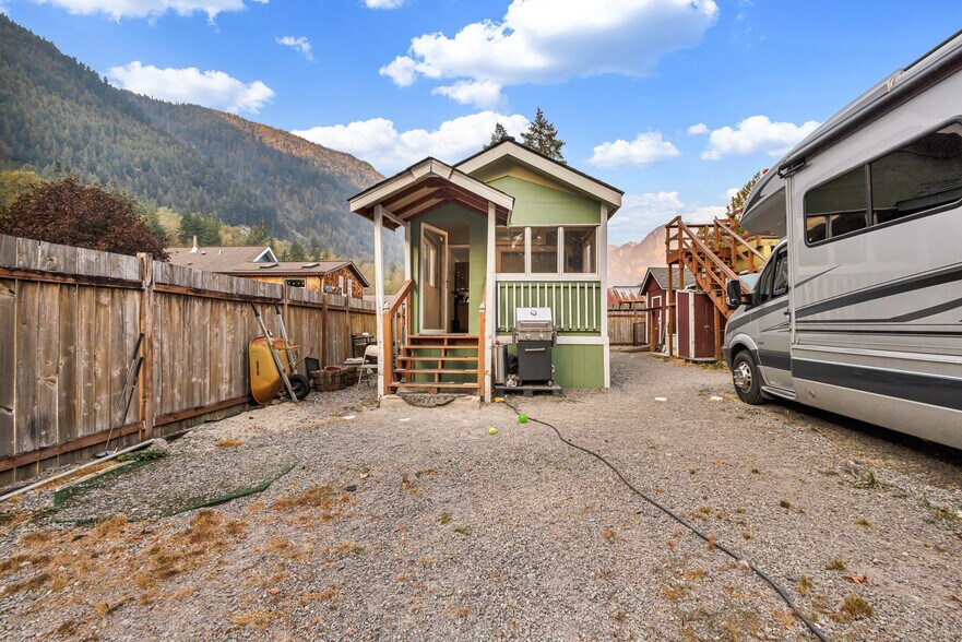 More Photos Of 503 Ave A, Index Convenience Store For Sale