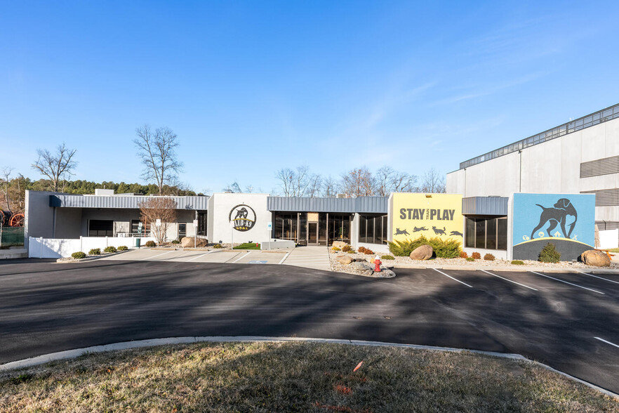 Primary Photo Of 1508 Moran Rd, Sterling Showroom For Sale