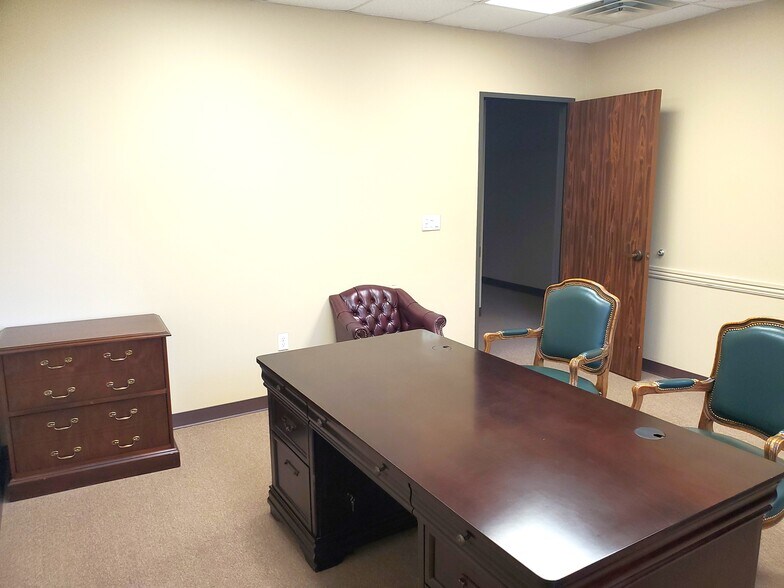 More Photos Of 2505 S Park Ave, Pearland Medical For Lease