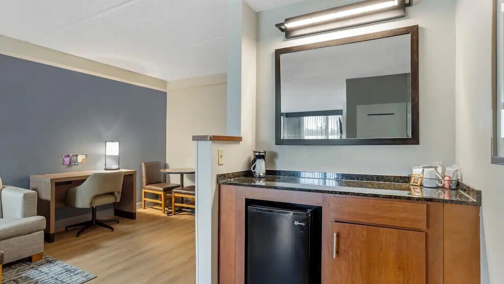 More Photos Of 300 United Leuva Cir, Houston Hotel For Sale