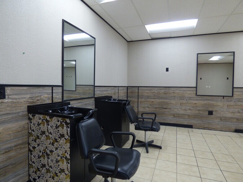 More Photos Of 800-826 S Front St, Mankato Storefront For Lease